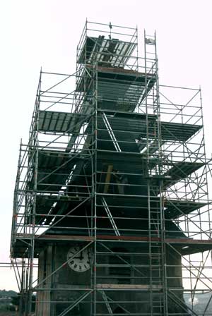 Fin novembre 2005 : chafaudages du clocher de l'glise (JPG)