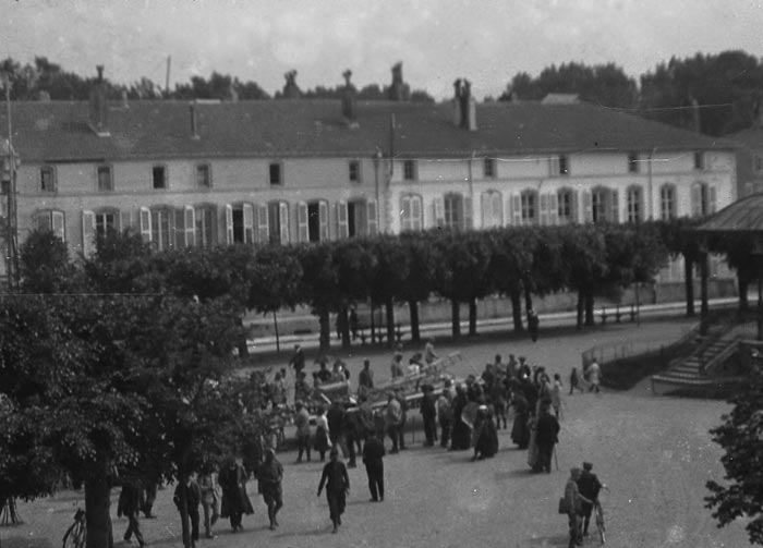 Avion abattu et incendi le 1er juin 1916  Berncourt et expos  Toul sur la place de la Rpublique les 2 et 3 juin 1916 (JPG)