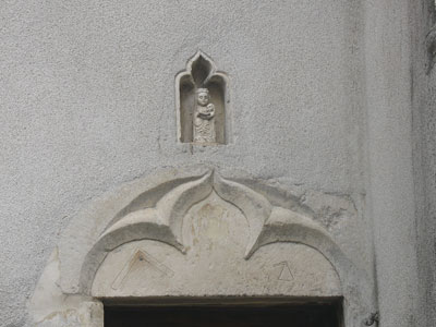 Linteau de porte en pierre grave, surmont d'une statue de Sainte Anne (JPG)