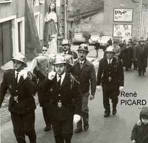 Ste Barbe escorte vers l'glise (JPG)