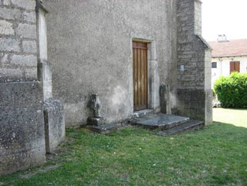 Face est : deux tombes dans le mur de chaque ct de la petite porte (JPG)