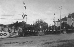 Maison des fours  chaux dcore pour la fte de Jeanne d'Arc (JPG)