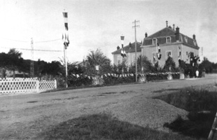 Maison des fours  chaux dcore pour la fte de Jeanne d'Arc (JPG)