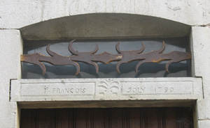 Rue de la Libration, inscription sur le linteau de porte datant de 1790 (JPG)