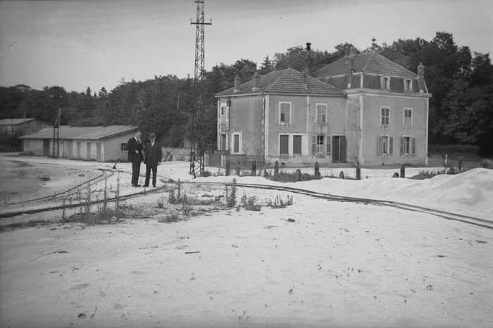 Ren Jacot et son fils  l'arrire de la maison de fonction (JPG)