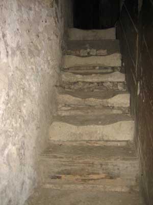 Marches uses de l'escalier en pierre (JPG)