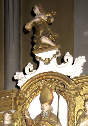 Pidouche portant une statuette d'ange adorateur (JPG)