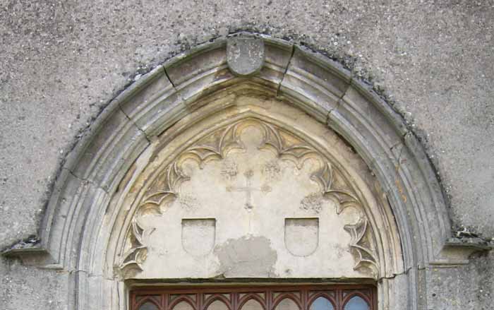 Tympan du grand portail avec une croix patte au centre (JPG)