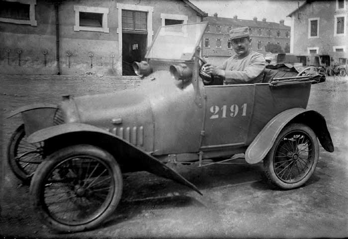 Voiture de l'arme conduite par Auguste Morlot (JPG)