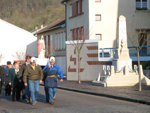 Sainte Barbe port&eacute;e par les fils d'anciens mineurs